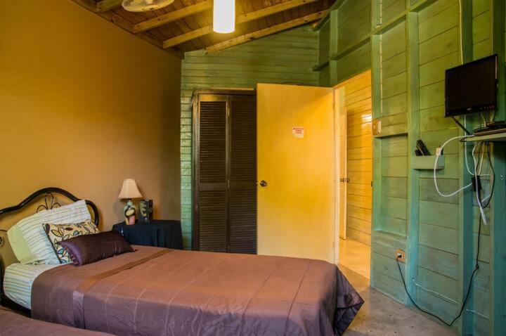 One32 Guesthouse Bejeweled Kingston Eksteriør bilde